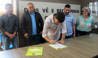 PREFEITO ENTREGA ORDEM DE SERVIÇO DE PAVIMENTAÇÃO ASFÁLTICA DO TREVO ATÉ O BAIRRO ABRAÃO MACIEL