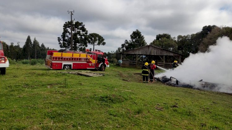 RESIDÊNCIA É COMPLETAMENTAMENTE DESTRUÍDA POIR INCÊNDIO