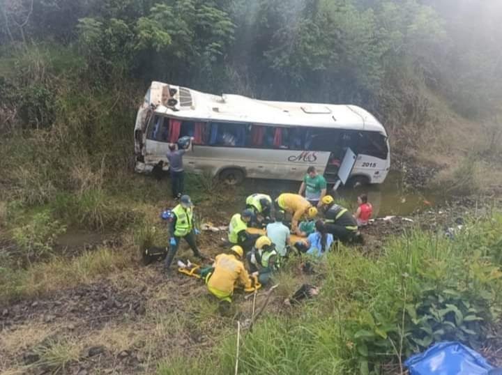 GRAVE ACIDENTE NO OESTE ENTRE UM CAMINHÃO E UM ÔNIBUS COM UMA EQUIPE DE VOLEIBOL DEIXA 17 FERIDOS