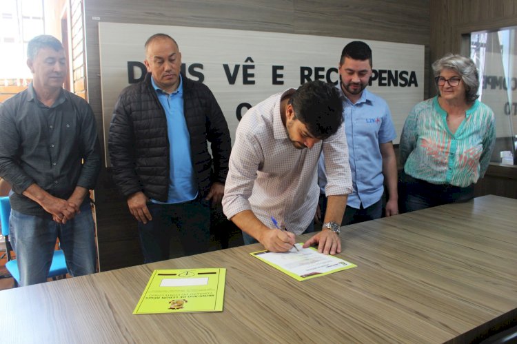 PREFEITO ENTREGA ORDEM DE SERVIÇO DE PAVIMENTAÇÃO ASFÁLTICA DO TREVO ATÉ O BAIRRO ABRAÃO MACIEL