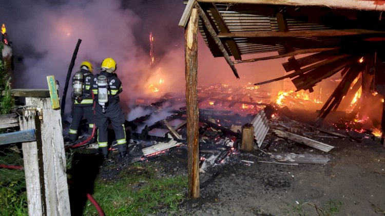 FAMÍLIA PERDE TUDO EM INCÊNDIO EM RESIDÊNCIA