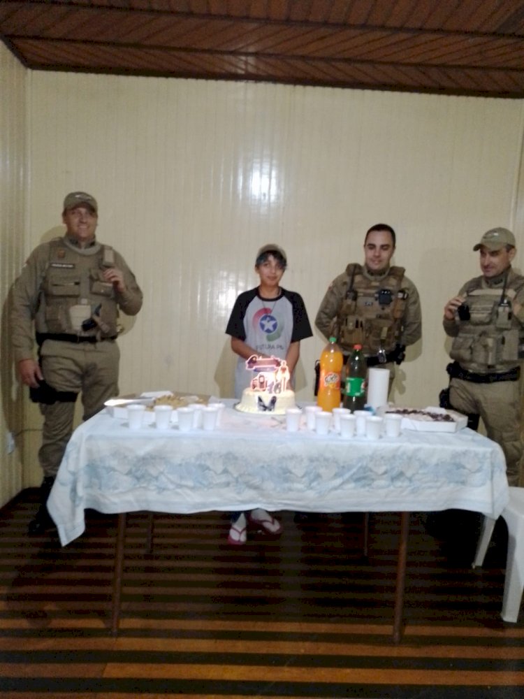 POLÍCIA MILITAR DE LEBON RÉGIS PARTICIPA DE ANIVERSÁRIO DE JOVEM