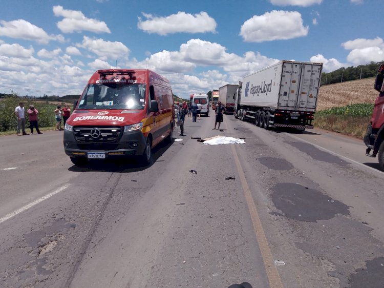 HOMEM MORRE APÓS COLIDIR MOTO CONTRA CARRO E POSTERIORMENTE SER ATROPELADO POR BI-TREM