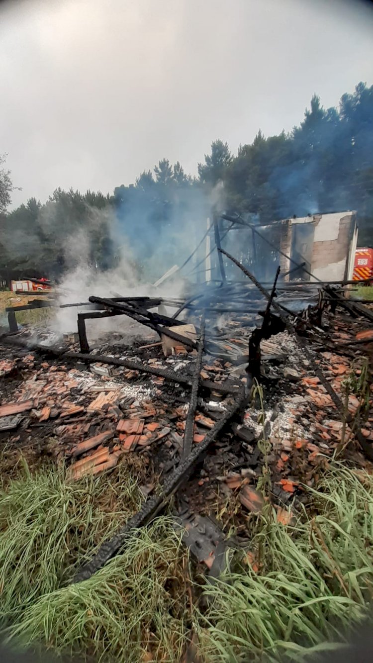 INCÊNDIO DESTRÓI TOTALMENTE RESIDÊNCIA DE MADEIRA