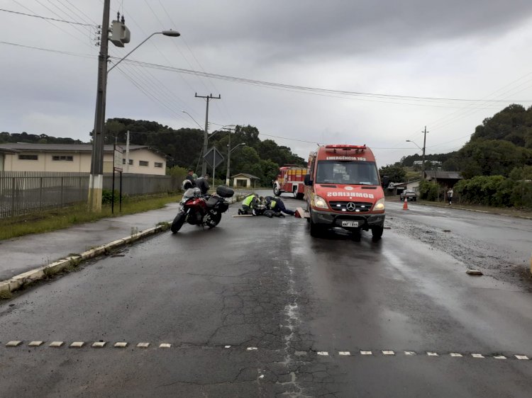 LEBON RÉGIS:  QUEDA DE MOTO DEIXA MULHER FERIDA.