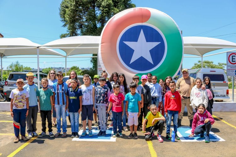 ALUNOS DO 5º ANO DA ESCOLA DO NÚCLEO RIO DOCE PARTICIPAM DE FORMATURA MILITAR EM CURITIBANOS