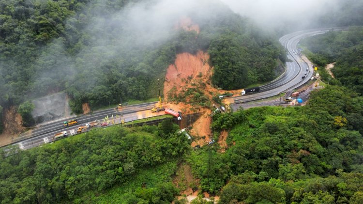 DE 30 À 50 PESSOAS PODEM ESTAR SOTERRADAS EM DESLIZAMENTO DE TERRA NA  NA SERRA DE GUARATUBA, CONFORME ESTIMATIVA DOS BOMBEIROS