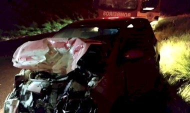 CARRO COLIDE FRONTALMENTE COM CAMINHÃO NA SC-355