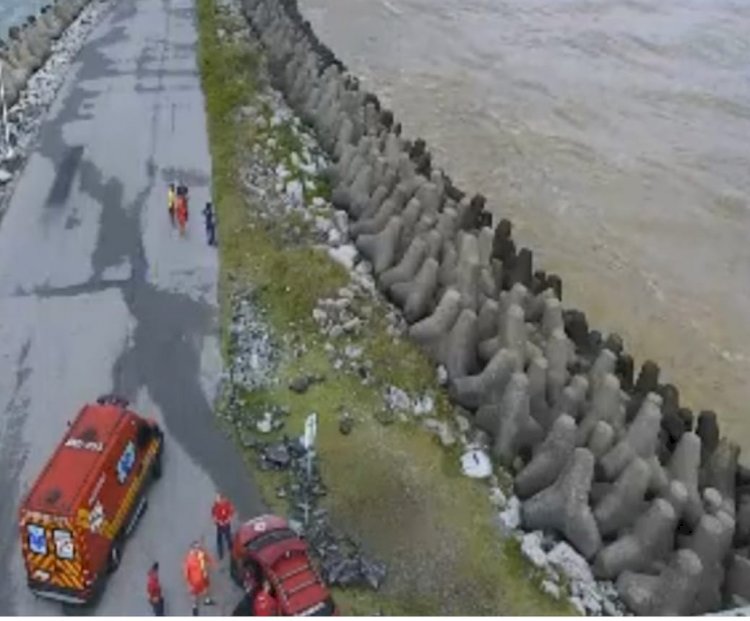 BOMBEIRO DESAPARECE NO MAR AO TENTAR SALVAR PESCADOR