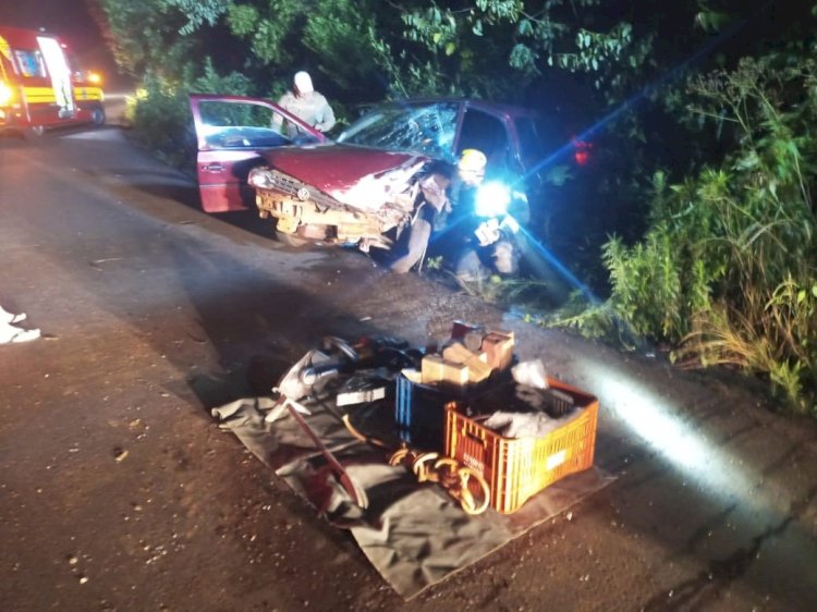 HOMEM FICA FERIDO EM COLISÃO DE CARRO EM CAMINHÃO