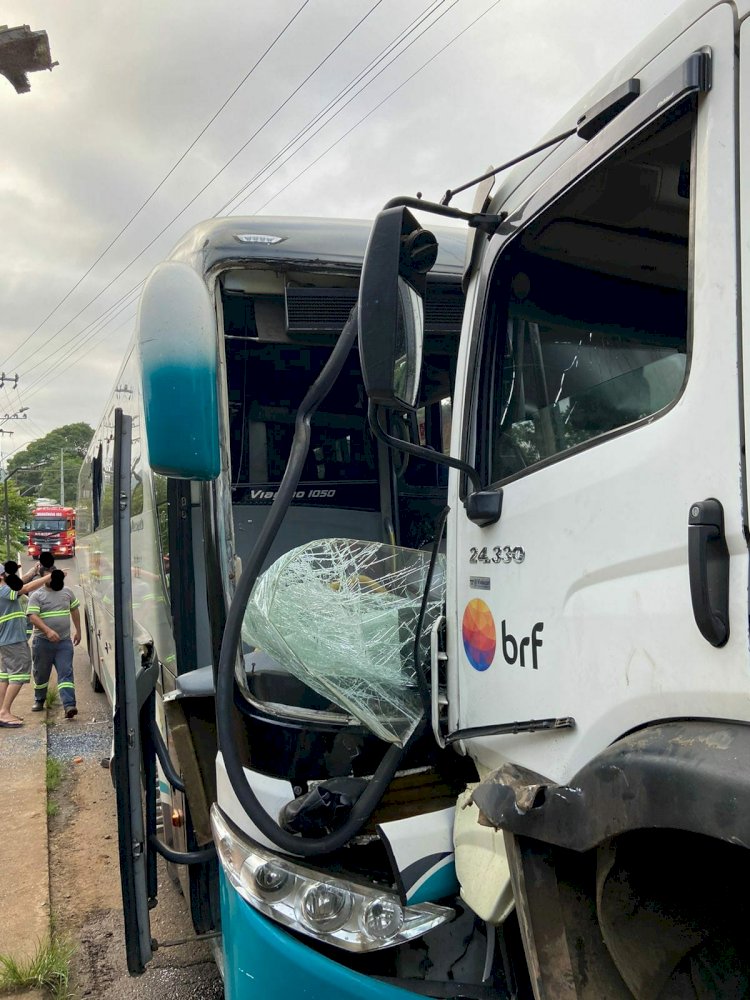 COLISÃO ENTRE ÔNIBUS E CAMINHÃO DEIXA TRÊS PESSOAS FERIDAS