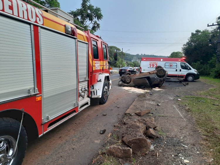 DUAS PESSOAS FERIDAS EM CAPOTAMENTO DE VEÍCULO, UMA EM ESTADO GRAVE