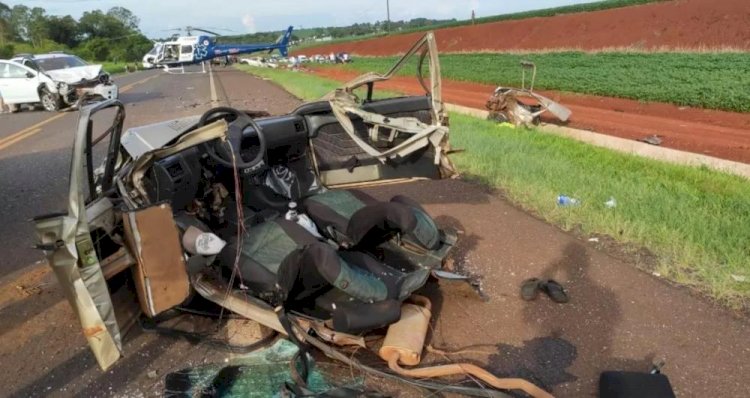 UMA PESSOA MORRE E SETE FICAM FERIDAS EM ACIDENTE; CARRO PARTIU AO MEIO