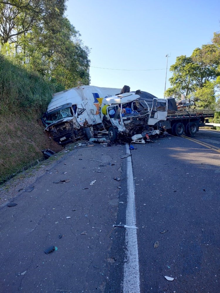 EM ANDAMENTO: GRAVE ACIDENTE ENTRE DOIS CAMINHÕES E UM CARRO NO RS