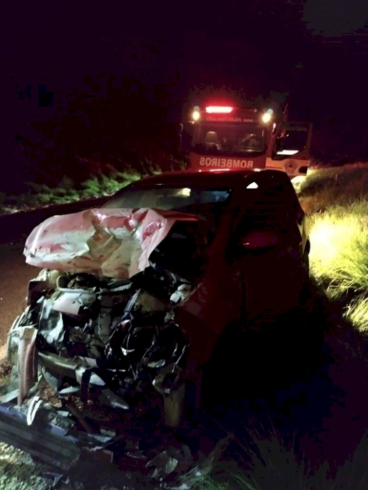 CARRO COLIDE FRONTALMENTE COM CAMINHÃO NA SC-355