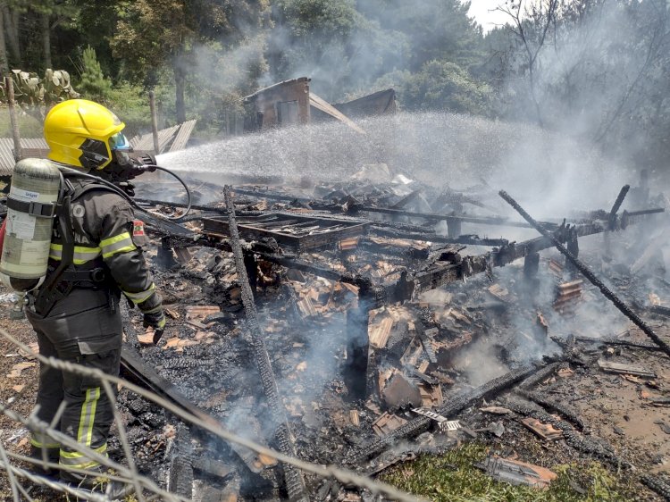 INCÊNDIO DESTRÓI RESIDÊNCIA EM SANTA CECÍLIA