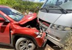 ÔNIBUS ESCOLAR E VEÍCULO DE PASSEIO COLIDEM FRONTALMENTE
