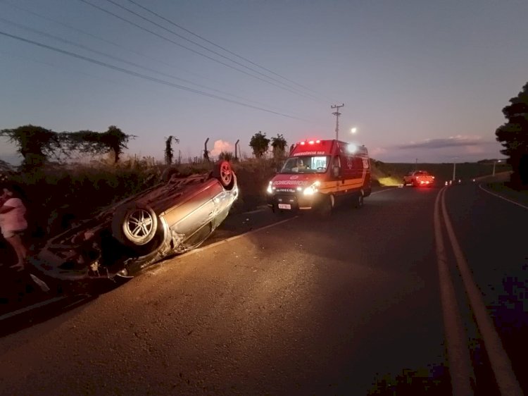 VEÍCULO CAPOTA NA SC-355 ENTRE LEBON RÉGIS E FRAIBURGO