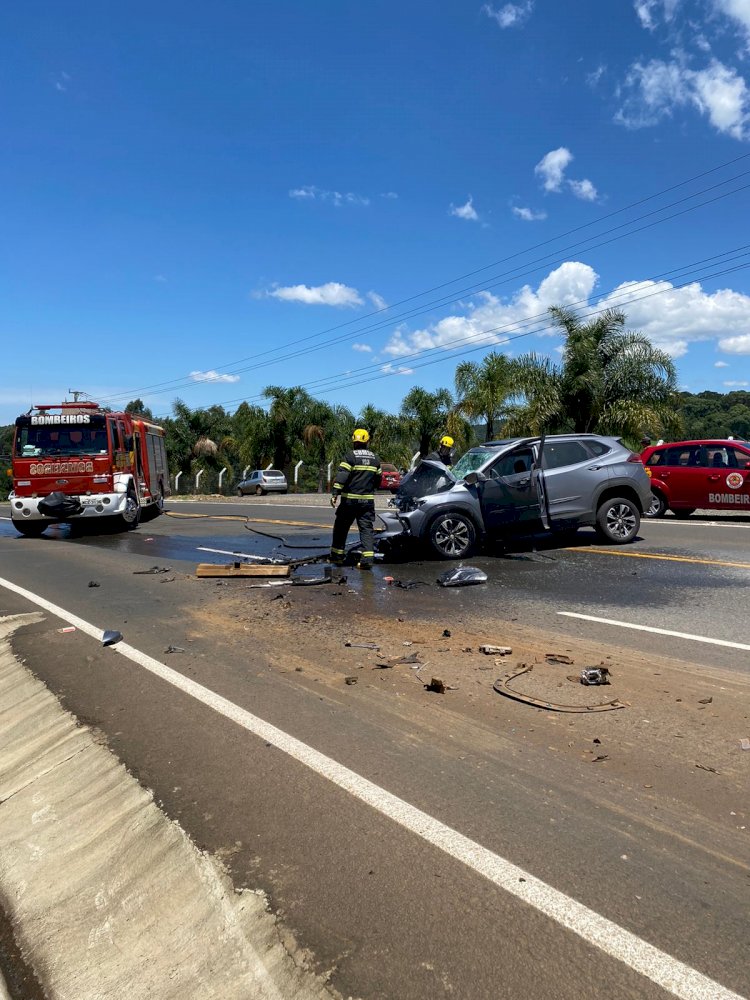 CARRO COLIDE NA TRASEIRA DE CAMINHÃO E DEIXA UMA PESSOA FERIDA