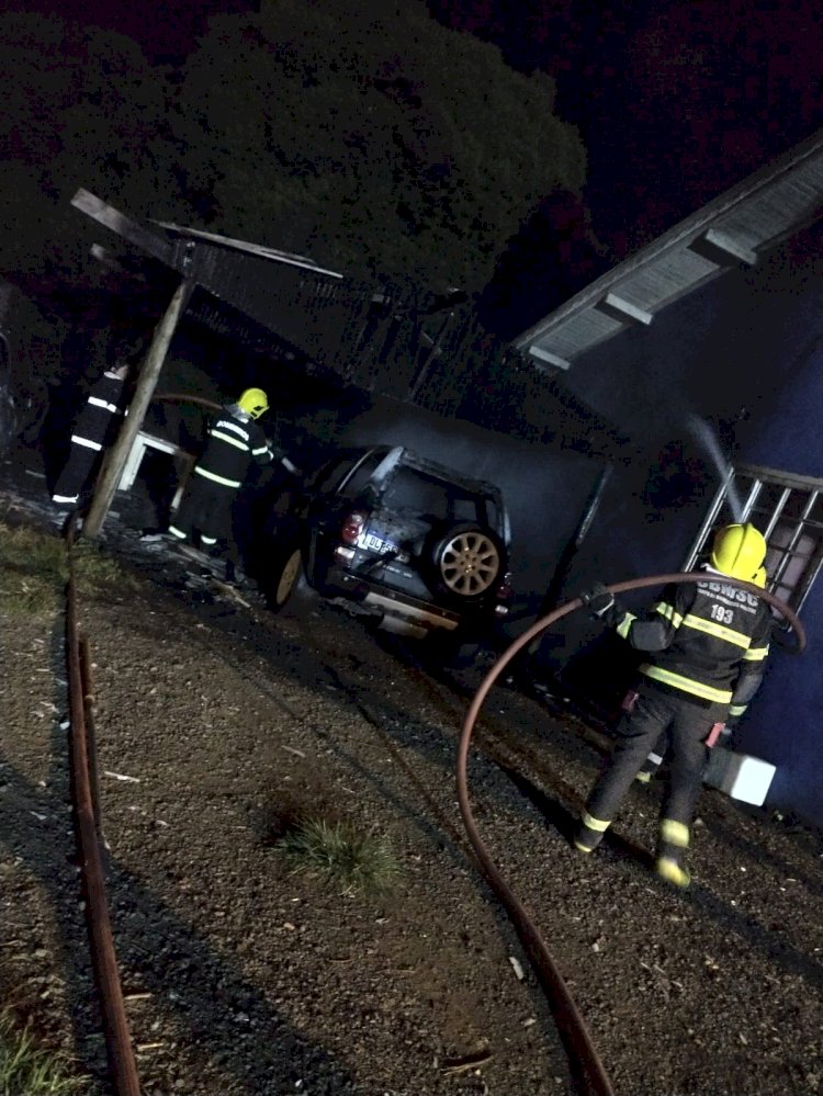 LEBON RÉGIS: INCÊNDIO DESTRÓI VEÍCULO E BARRACÃO DE LAVAÇÃO DE CARROS.