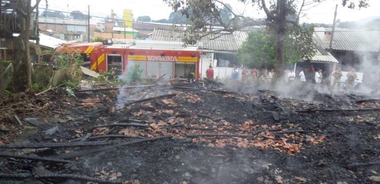 HOMEM MORRE CARBONIZADO EM INCÊNDIO EM RESIDÊNCIA