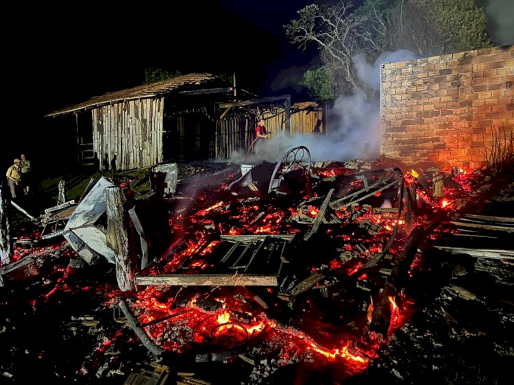 INCÊNDIO CONSOME TOTALMENTE  RESIDÊNCIA