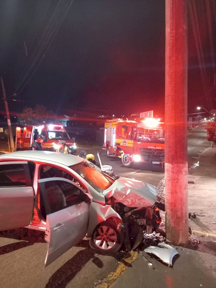 FRAIBURGO: CARRO BATE EM POSTE E TEM PRINCÍPIO DE INCÊNDIO; UMA PESSOA FICOU FERIDA