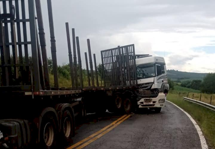 CAMINHÕES COLIDEM ENTRE LEBON RÉGIS E CURITIBANOS NA SC-120