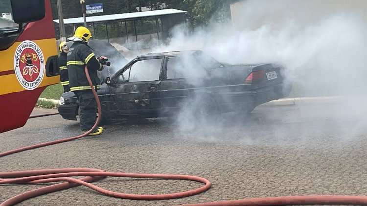 LEBON RÉGIS: VEÍCULO PEGA FOGO E FICA TOTALMENTE DESTRUÍDO.