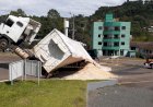 CAMINHÃO COM CAVACO TOMBA EM CIMA DE VEÍCULO