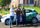 MÉDICO VETERINARIO DA PREFEITUR RECEBE UM CARRO NOVO PAR O TRABALHO