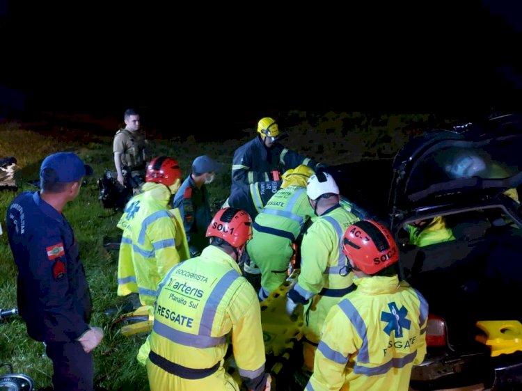 COLISÃO ENTRE CARRO E CARRETA DEIXA HOMEM FERIDO