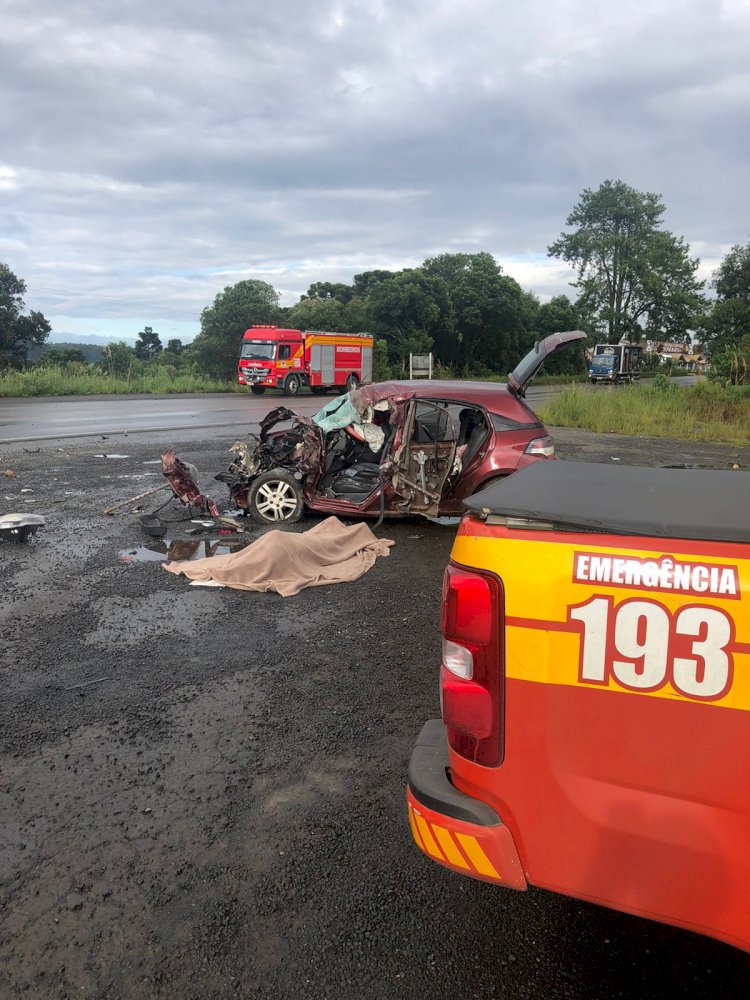 CURITIBANOS: UM MORTO E TRÊS FERIDOS EM ACIDENTE ENTRE CARRO E CAMINHÃO