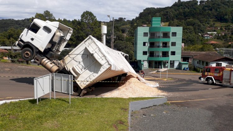 CAMINHÃO COM CAVACO TOMBA EM CIMA DE VEÍCULO