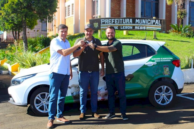 MÉDICO VETERINARIO DA PREFEITUR RECEBE UM CARRO NOVO PAR O TRABALHO