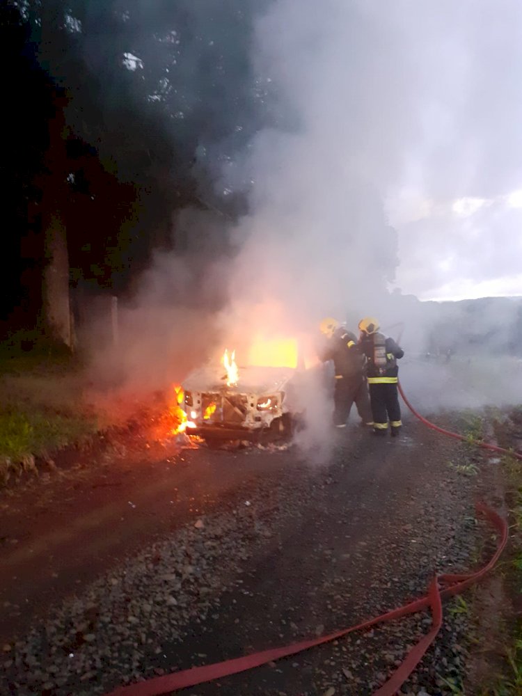 LEBON RÉGIS: CAMINHONETE É DESTRUÍDA PELO FOGO EM ESTRADA DO INTERIOR