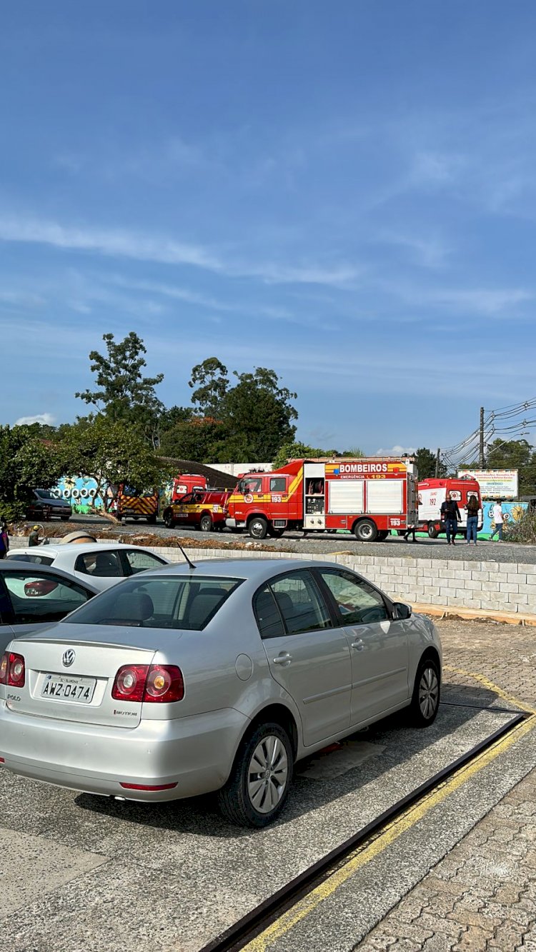 QUATRO CRIANÇAS MORTAS JA CONFIRMADO EM ATAQUE EM CRECHE EM BLUMENAU