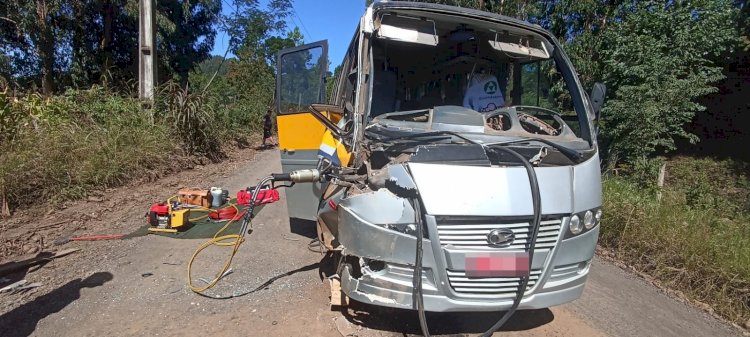 ÔNIBUS ESCOLAR COLIDE NA TRASEIRA DE CAMINHÃO E DEIXA ALUNO FERIDO