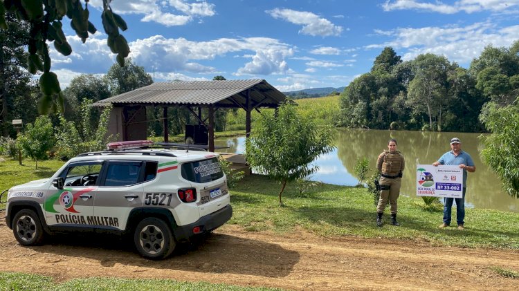 POLÍCIA MILITAR FAZ ENTREGA DAS PLACAS DA REDE RURAL DA LOCALIDADE DE FITA VELHA