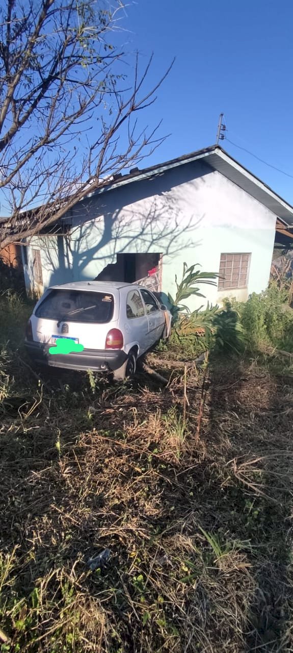 LEBON RÉGIS: VEÍCULO INVADE CASA E DEIXA  MORADOR FERIDO