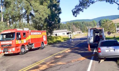 LEBON RÉGIS: TORA CAI DE CAMINHÃO E ATINGE VEÍCULO NA SC-350