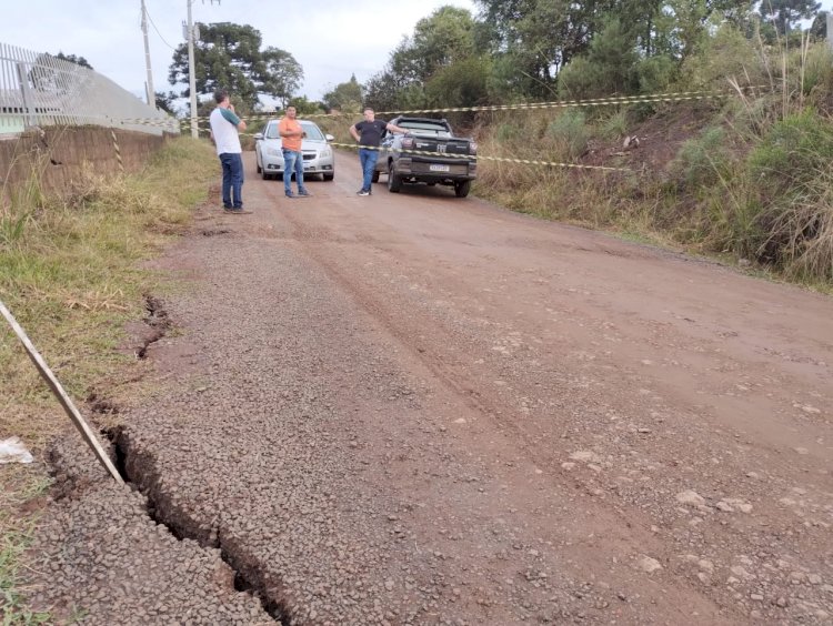 LEBON RÉGIS: DEFESA CIVIL INTERDITA TRECHO DE ESTRADA POR RISCO DE DESLIZAMENTO DE TERRA