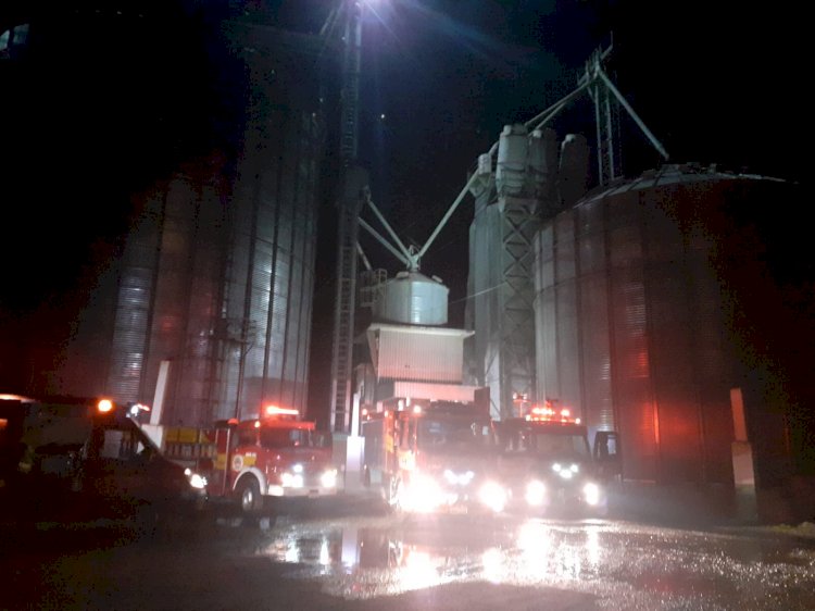 LEBON RÉGIS: POR CINCO HORAS BOMBEIROS COMBATEM INCÊNDIO EM SILO DE COOPERATIVA