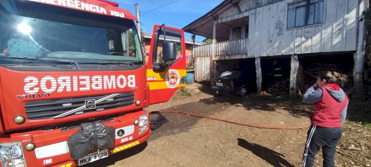 LEBON RÉGIS: PRINCÍPIO DE INCÊNDIO EM VEÍCULO É CONTROLADO PELOS BOMBEIROS