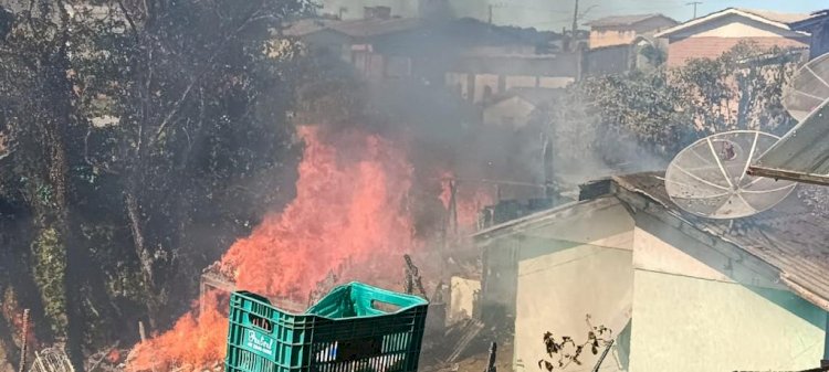 INCÊNDIO DESTRÓI 4 RESIDÊNCIAS E HOMEM SOFRE QUEIMADURAS GRAVES