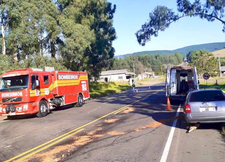 LEBON RÉGIS: TORA CAI DE CAMINHÃO E ATINGE VEÍCULO NA SC-350