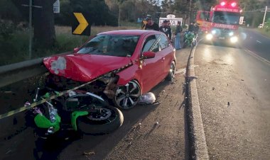 HOMEM MORRE AO COLIDIR MOTO CONTRA VEICULO