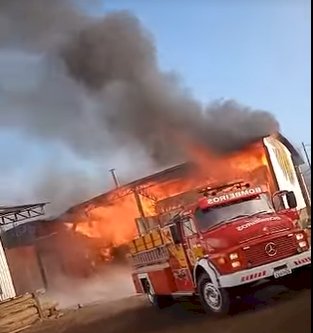 INCÊNDIO DE GRANDES PROPORÇÕES EM EMPRESA DE MADEIRA EM SANTA CECÍLIA