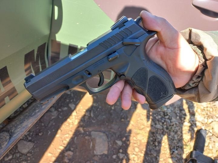 HOMEM É PRESO PORTANDO PISTOLA CAL 380 NO CAÇADOR GRANDE