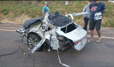 PARANÁ: CARRO PARTE AO MEIO EM ACIDENTE ENVOLVENDO 3 VEÍCULOS